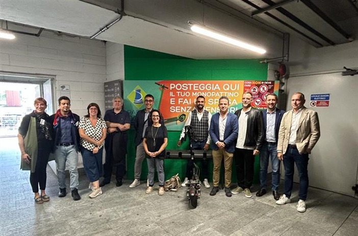 Mobilità sostenibile, inaugurato il parcheggio per monopattini nel...
