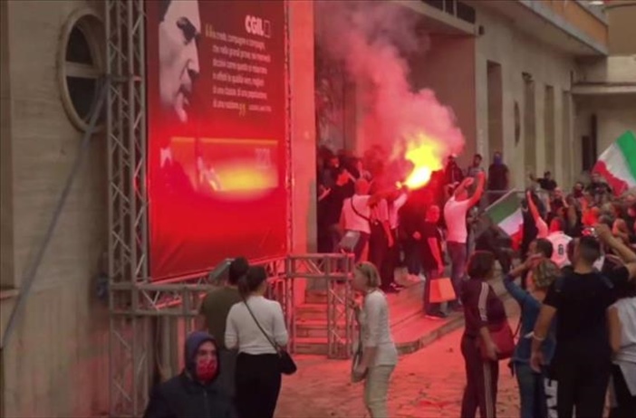 Solidarietà alla Cgil dopo l'attacco alla sede di Roma